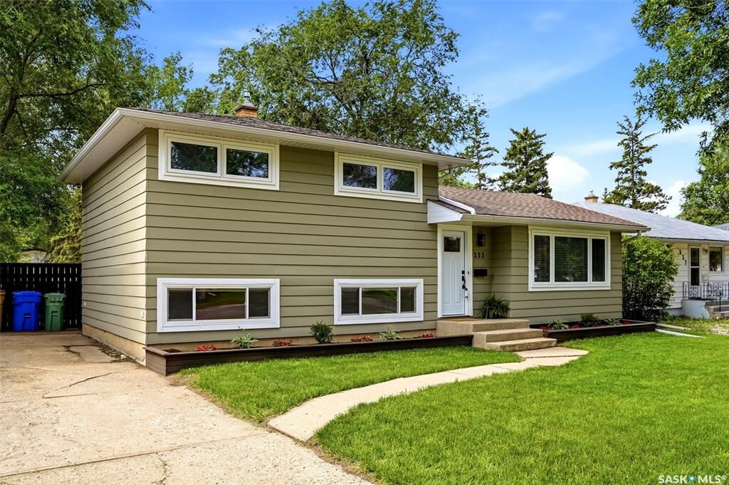 Property Photo:  233 Orchard Crescent  SK S4S 5B9 