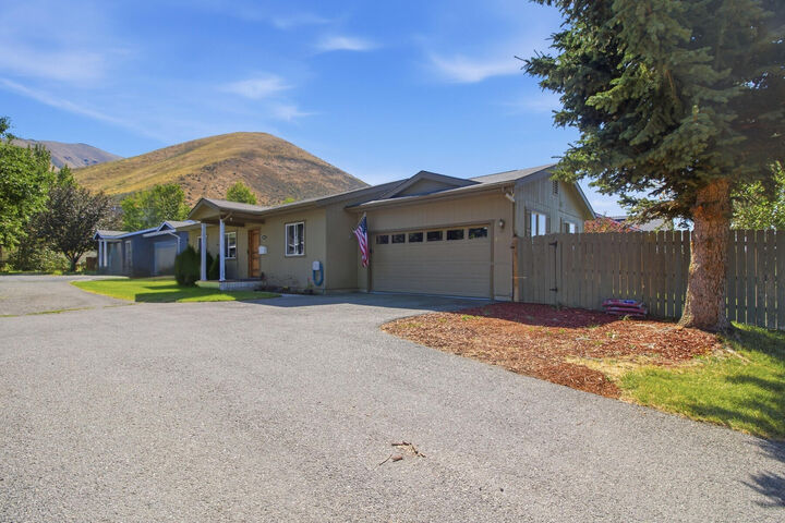 Property Photo: 2670 Woodside Blvd ID 83333