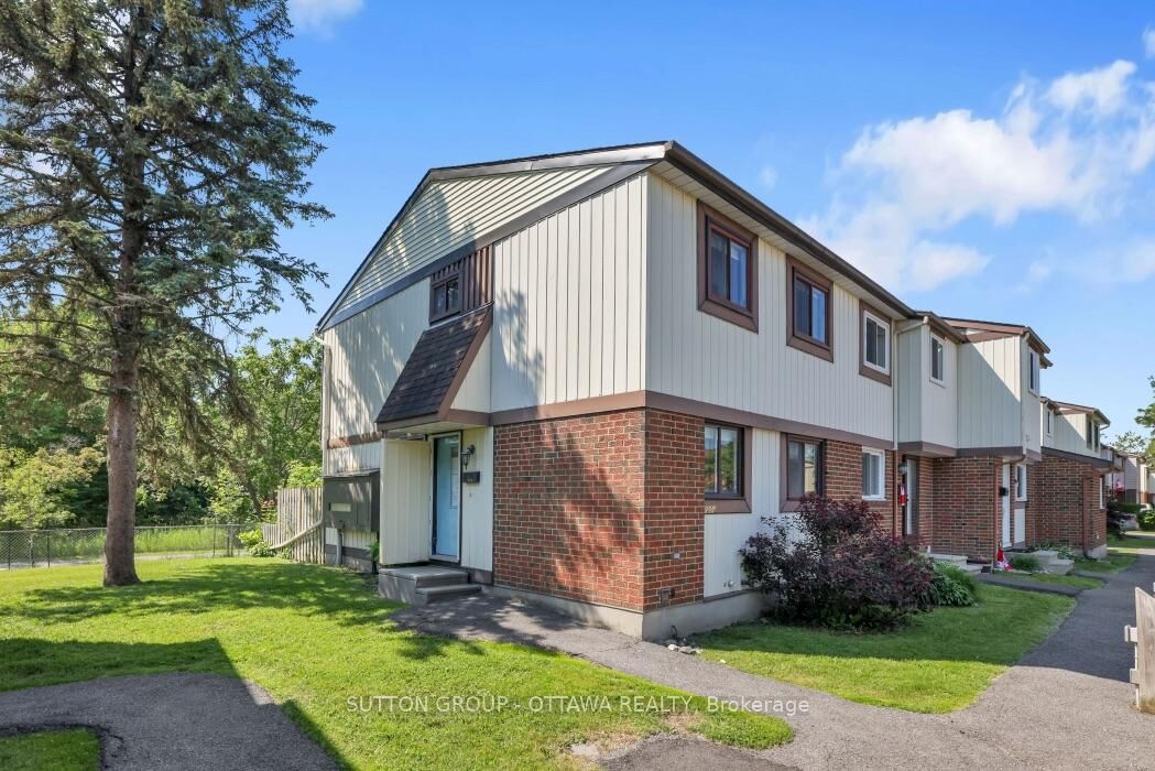 Property Photo:  2014 Falkirk Crescent  ON K1B 4Y7 