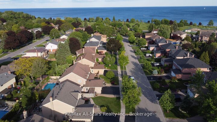 Property Photo:  20 Love Crescent  ON L1S 4T1 