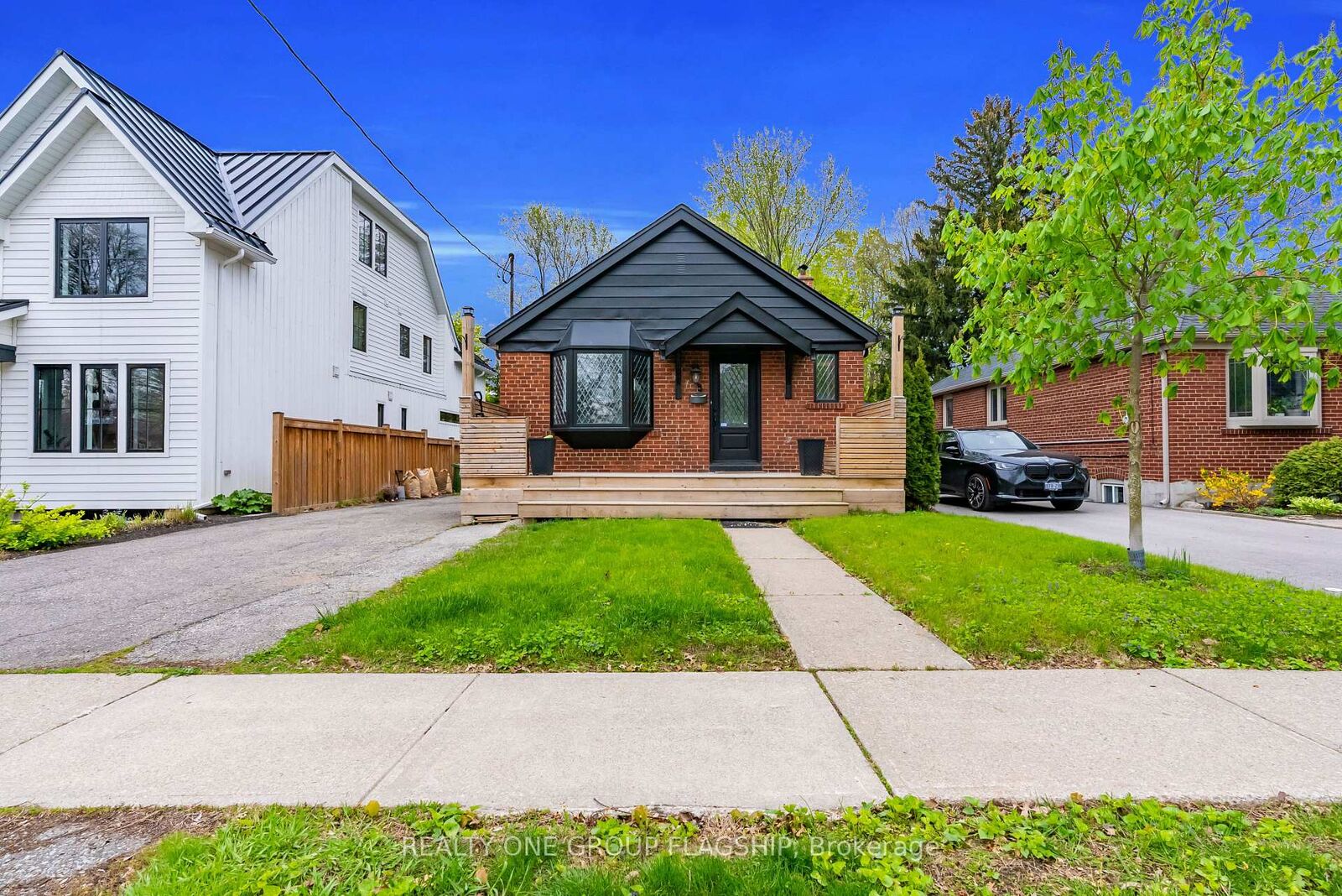 Property Photo:  19 Yorkview Drive  ON M8Z 2G1 