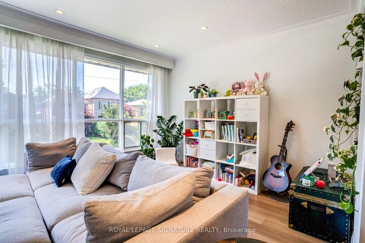Property Photo:  138 Woburn Avenue 2nd Flr  ON M5M 1K7 