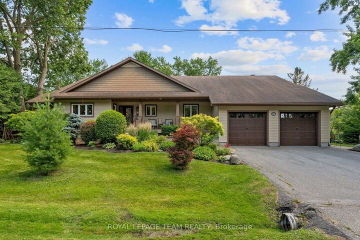 Property Photo:  22 Honey Gables Drive  ON K1V 1H5 