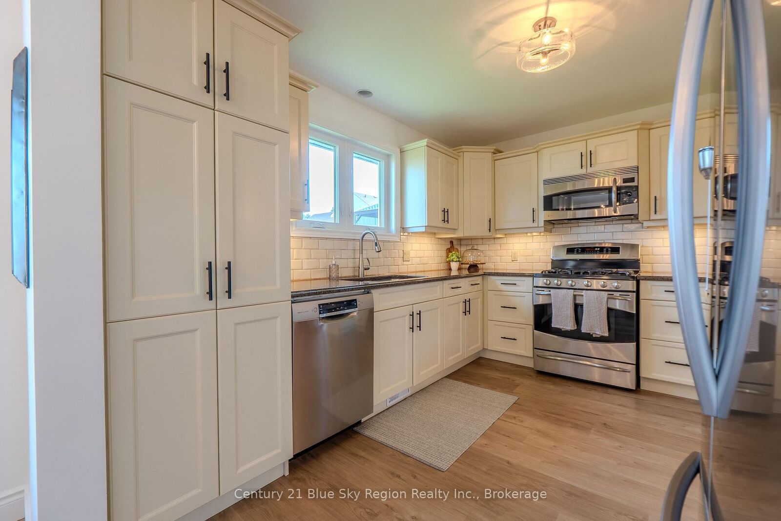 Property Photo:  354 Elmwood Avenue  ON P1B 9N4 