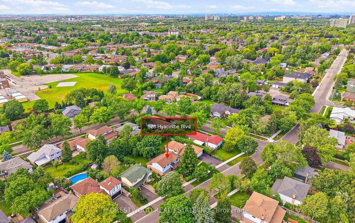 Property Photo: 523 Hyacinthe Boulevard ON L5A 3L2