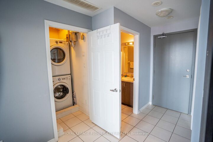 Property Photo:  54 Sky Harbour Drive 306  ON L6Y 6B9 