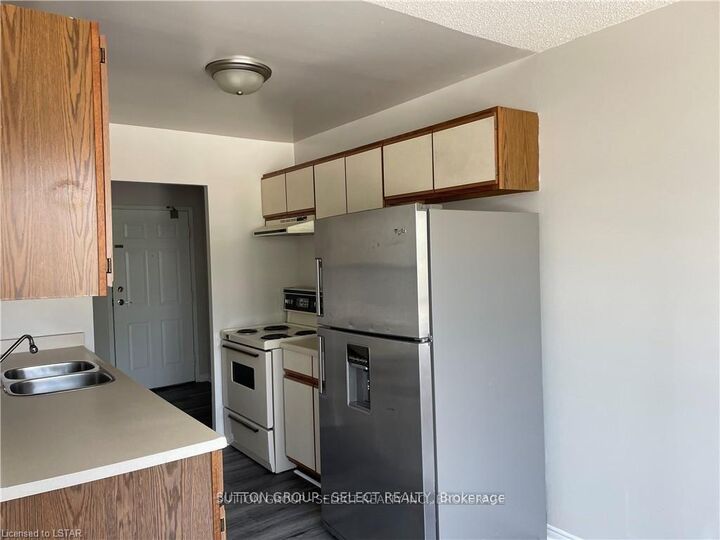 Property Photo:  135 Baseline Road 204  ON N6J 4W4 
