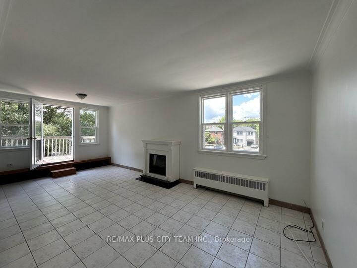 Property Photo:  3432 Bathurst Street 2  ON M6A 2C2 