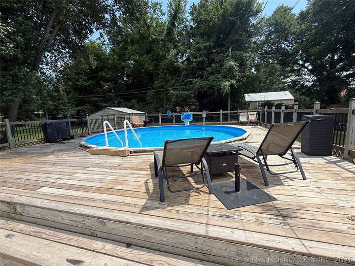 Property Photo:  820 E Chickasaw Avenue  OK 74955 