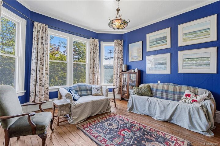 Property Photo:  133 Milton St  BC V9R 2K4 