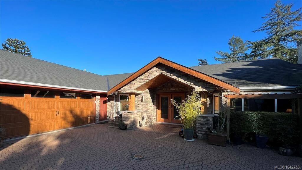 Property Photo: 986 Seapearl Pl BC V8Y 2X3
