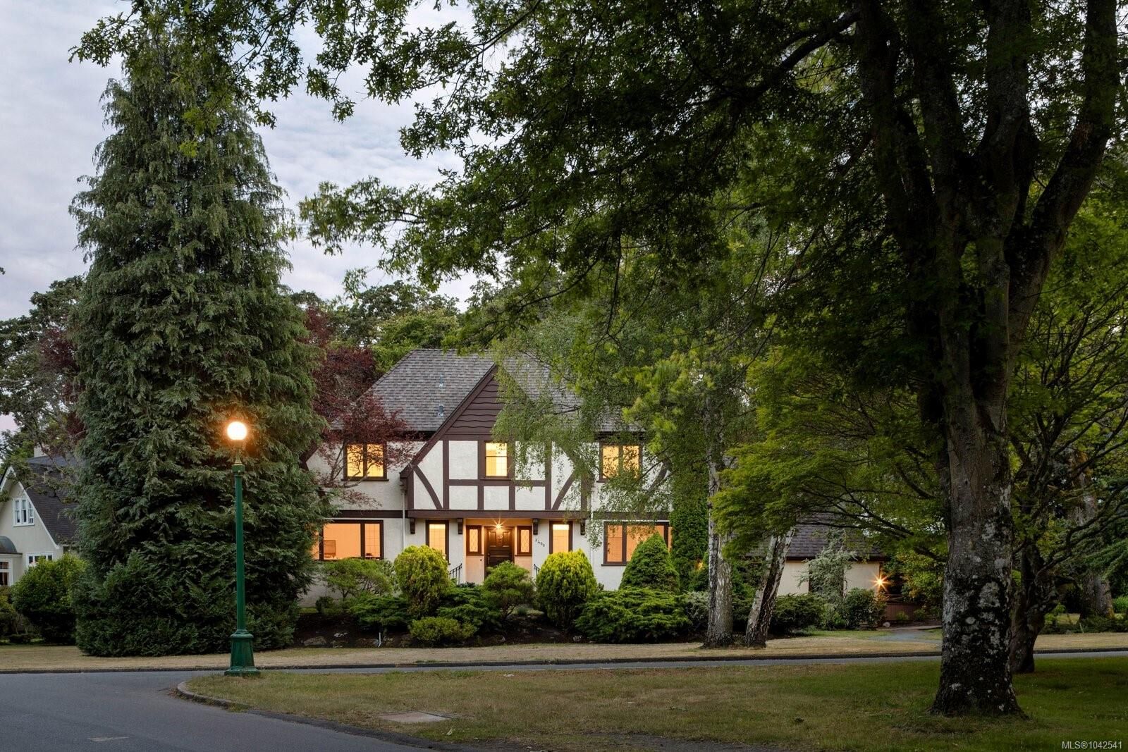Property Photo: 3400 Upper Terrace Rd BC V8R 6E6