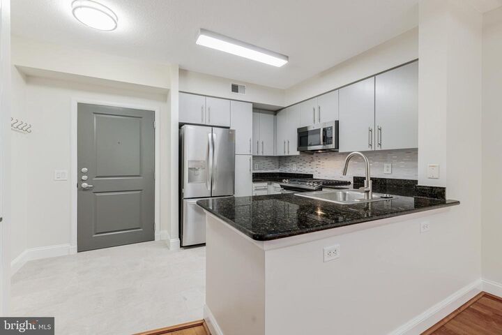 Property Photo: 1021 N Garfield 327 VA 22201