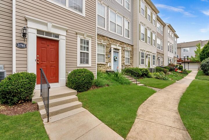 Property Photo: 21785 Dragons Green Square 21785 VA 20147