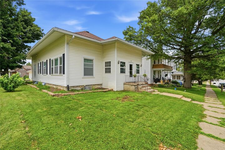 Property Photo:  215 Main St  IA 52315 