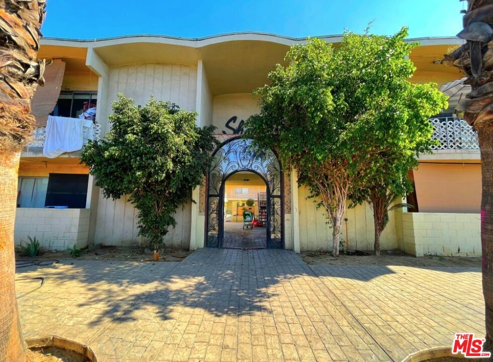 Property Photo: 6956 Kester Ave CA 91405