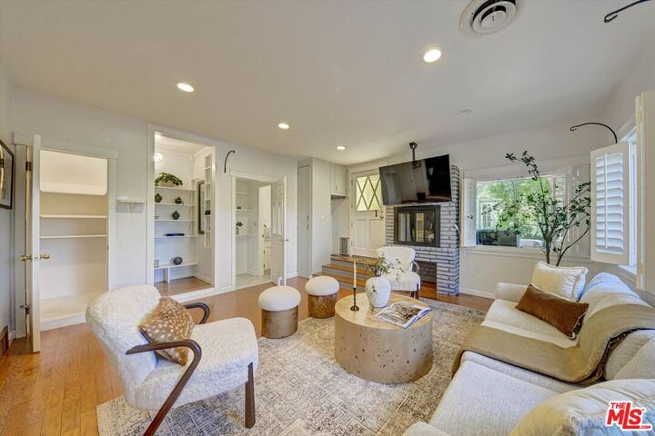 Property Photo: 4947 Serrania Ave CA 91364