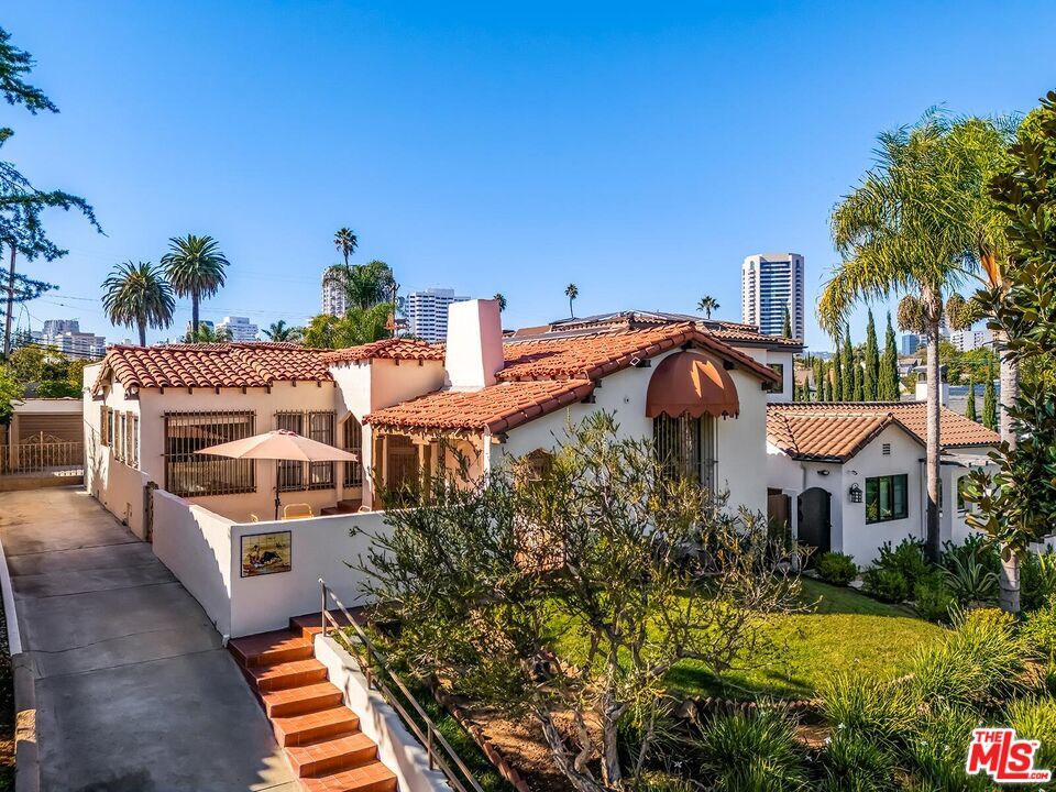 Property Photo:  1511 Pandora Ave  CA 90024 