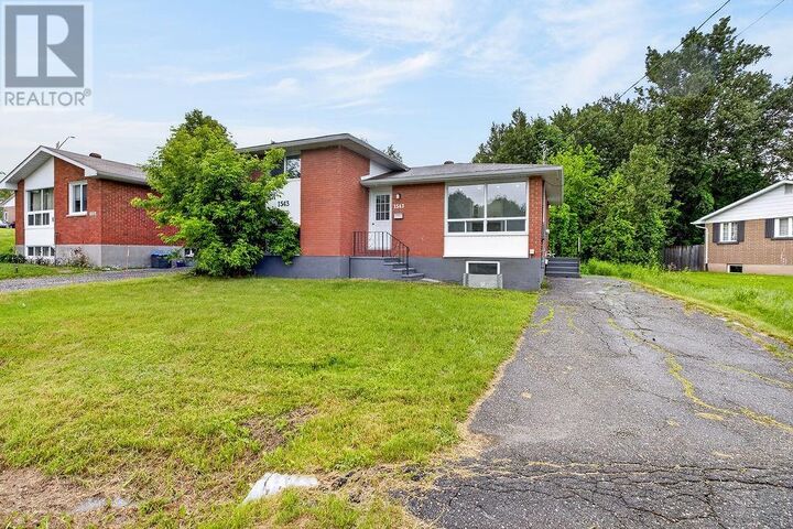 1543 Carling Crescent — photo 1