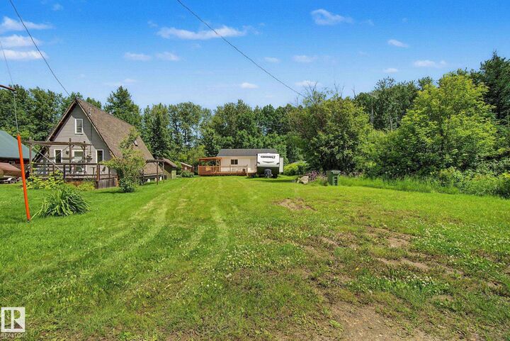 Property Photo: 21 Spruce Crescent AB T0E 0A0