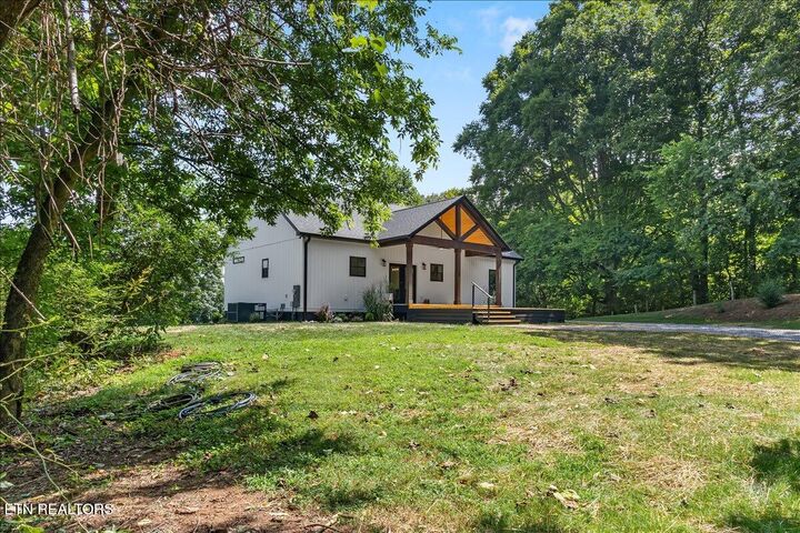 Property Photo: 222/225 Summit Rd TN 37354