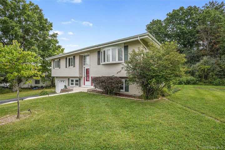 Property Photo:  5 Walnut Court  NY 10924 