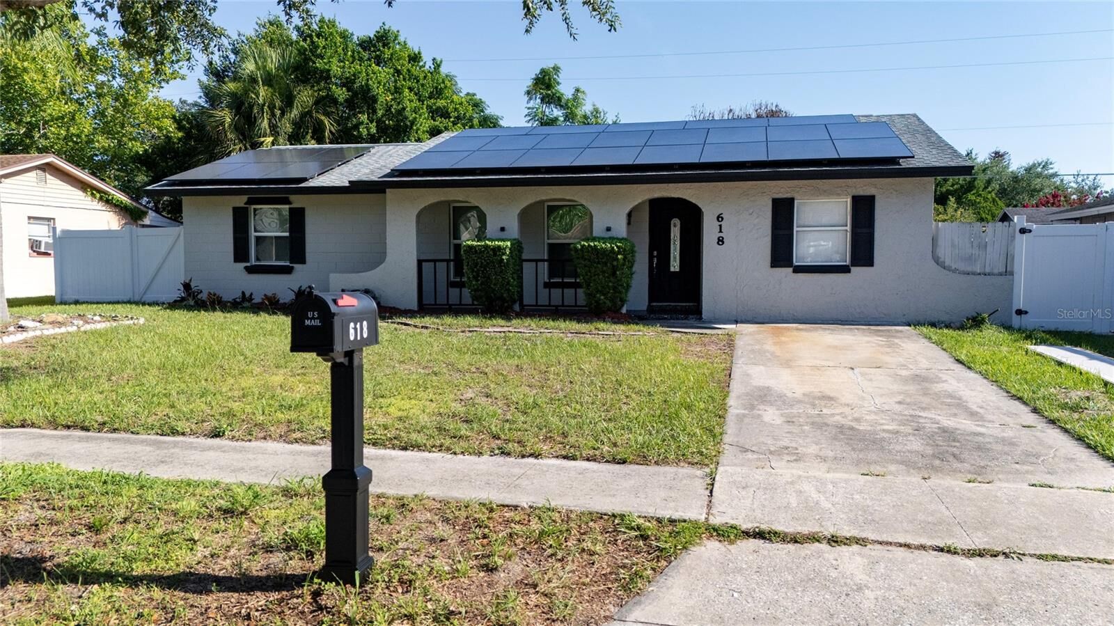 Property Photo: 618 Jupiter Way FL 32707