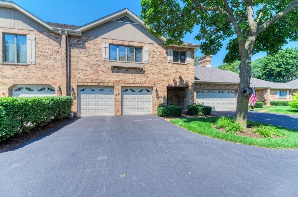 Property Photo: 81 Country Club Drive IL 60108