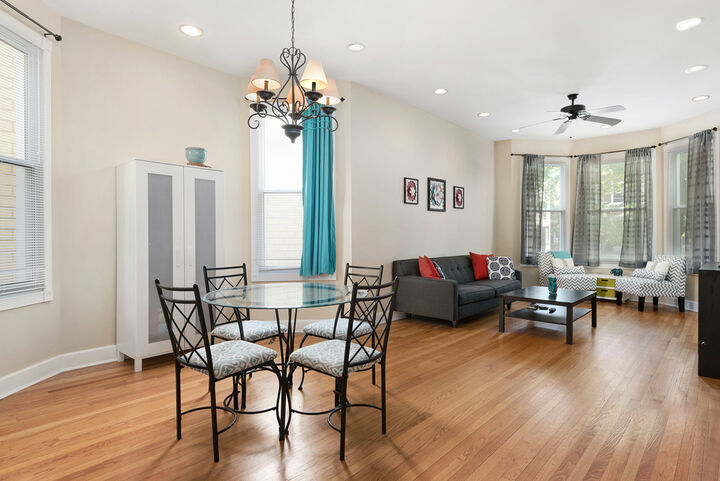 Property Photo:  1512 W School Street 1  IL 60657 