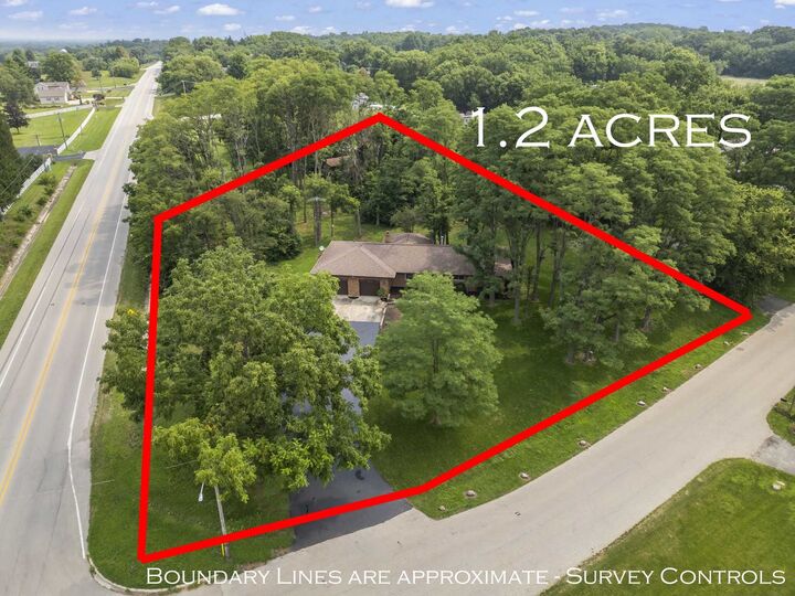 Property Photo: 7 Timbercreek Drive IL 60560