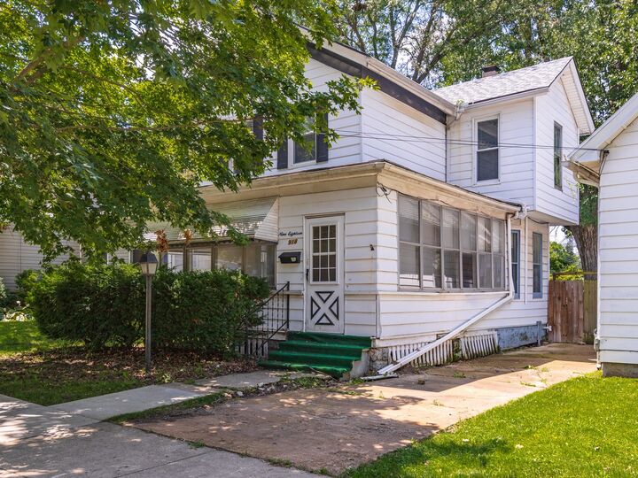 Property Photo:  918 N Oak Street  IL 61701 