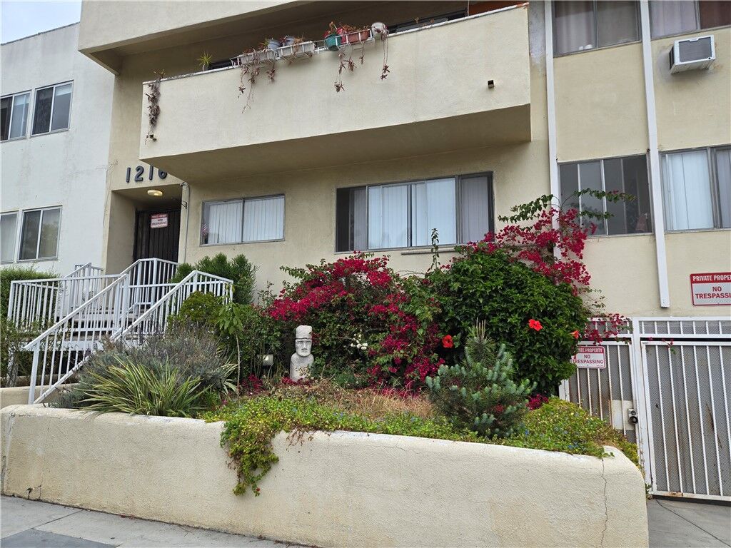 Property Photo: 1216 N Formosa 2 CA 90046
