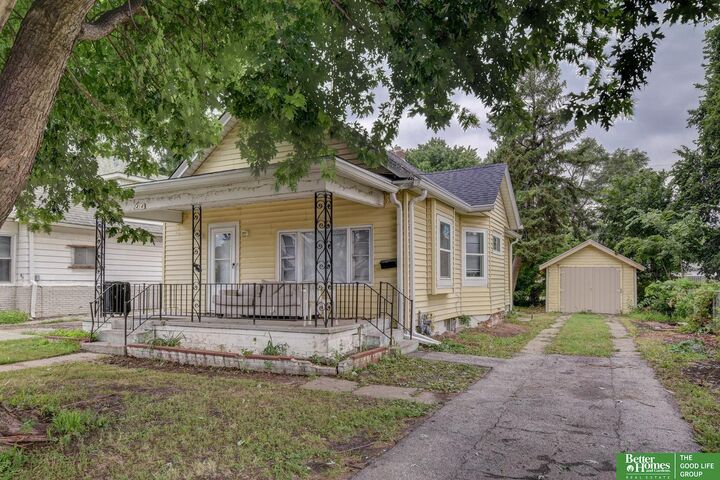 Property Photo: 2414 Larimore Avenue NE 68111