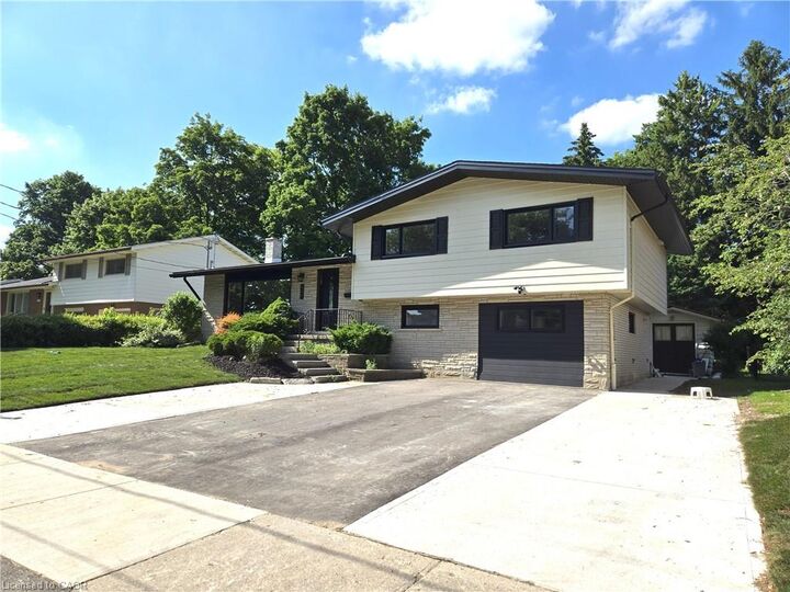 Property Photo:  404 Forest Hill Drive 4  ON N2M 4H4 