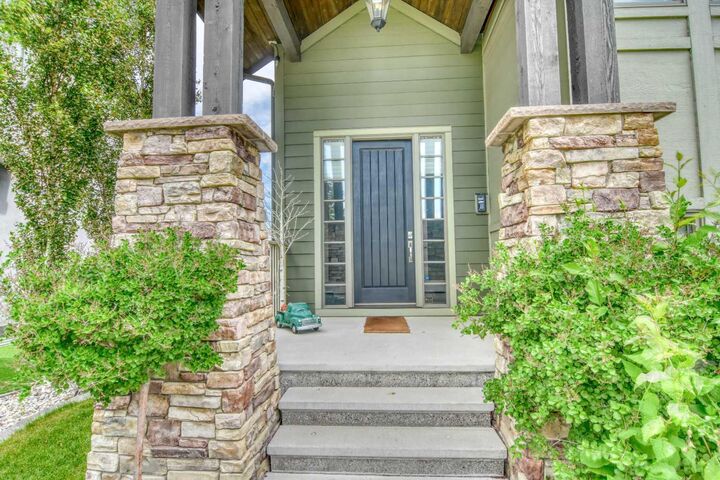 Property Photo: 800 East Lakeview Road AB T1X 1R2