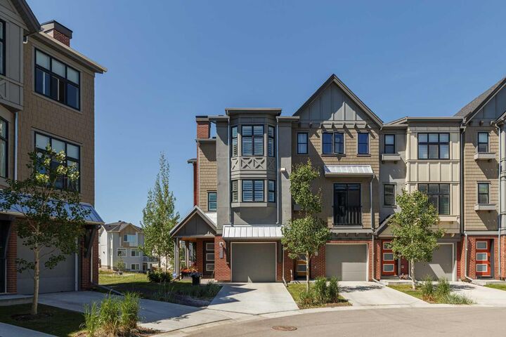 Property Photo:  64 Spring Willow Close SW  AB T3E 6E8 