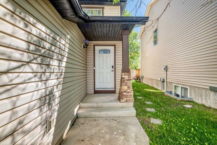 Property Photo: 144 Covehaven Road NE AB T3K 5W7