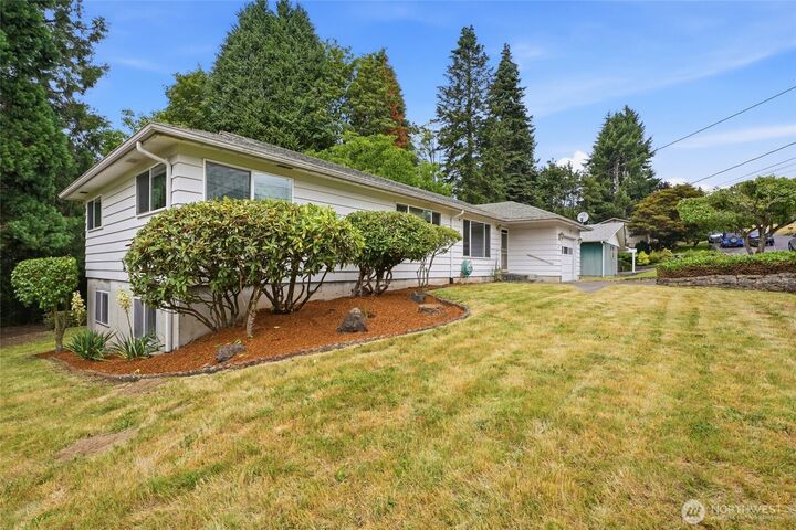 Property Photo: 205 N 21st Avenue WA 98626