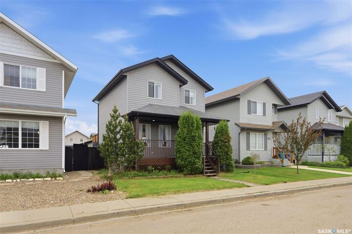 Property Photo: 422 Blakeney Crescent SK S7L 7N5