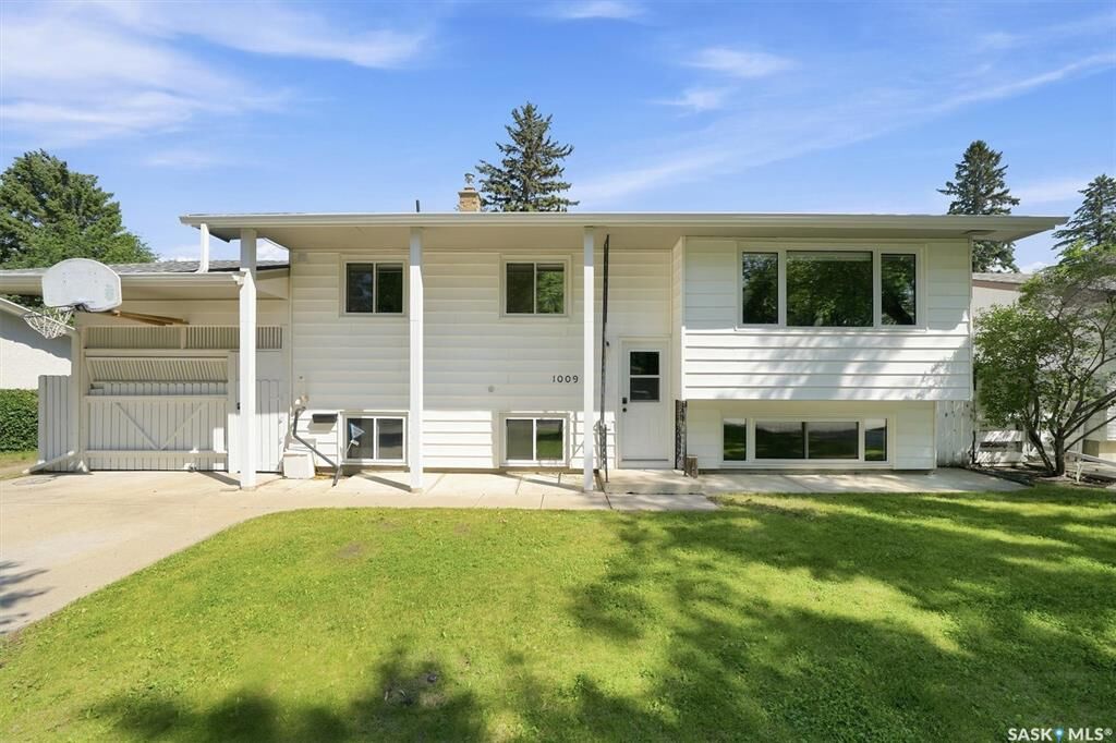 Property Photo: 1009 East Centre SK S7J 3A2