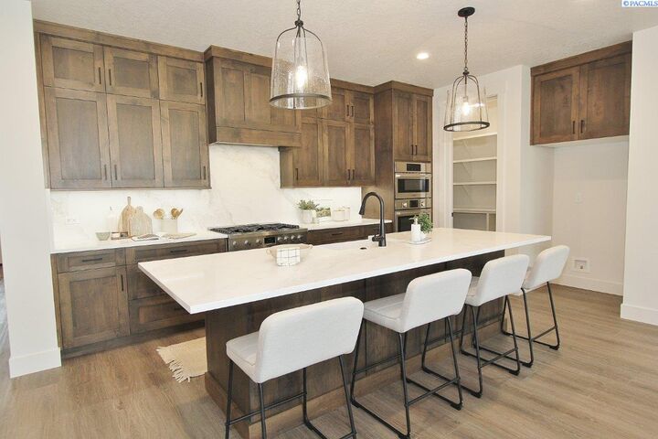 Property Photo: 713 Cortona Way WA 99352