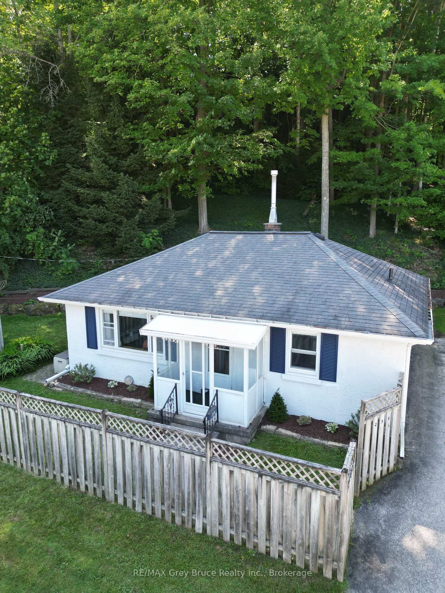 Property Photo: 250 2nd Avenue E ON N4K 2E6