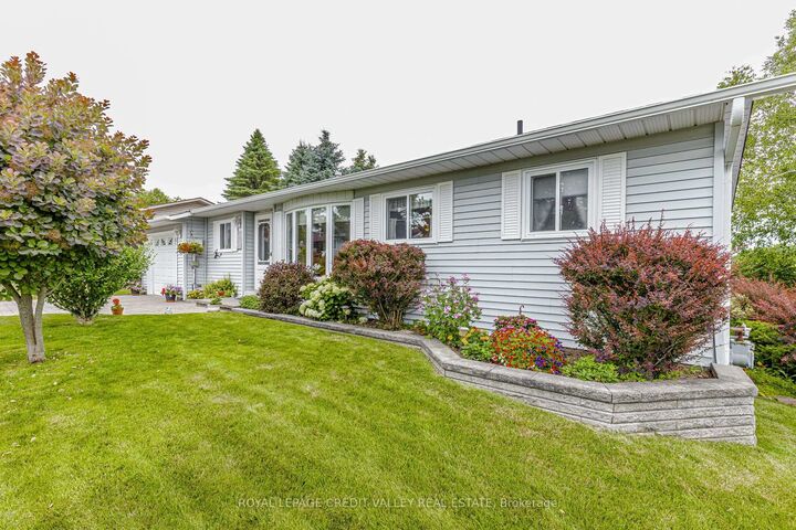 Property Photo: 118 Tecumseth Pines Drive ON L0G 1W0