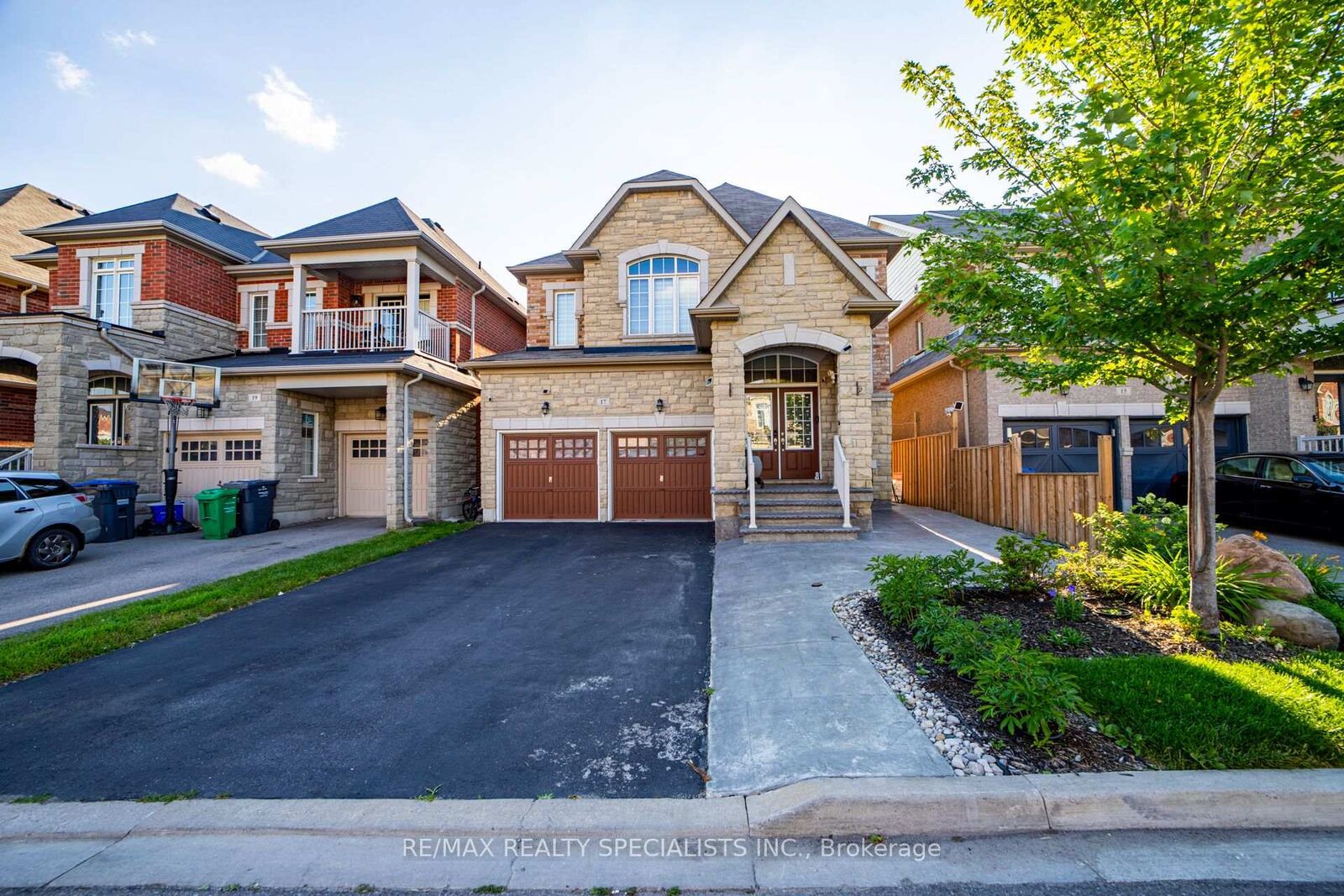 Property Photo: 17 Tysonville Circle ON L7A 4A6
