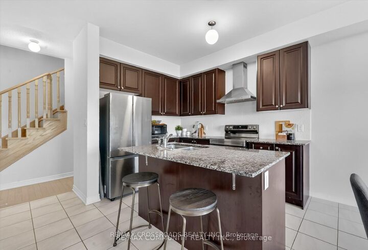 Property Photo:  5 Thelma Drive  ON L1P 0N3 