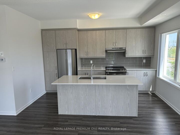 Property Photo:  150 Honeycrisp Crescent 269  ON L4K 0N7 