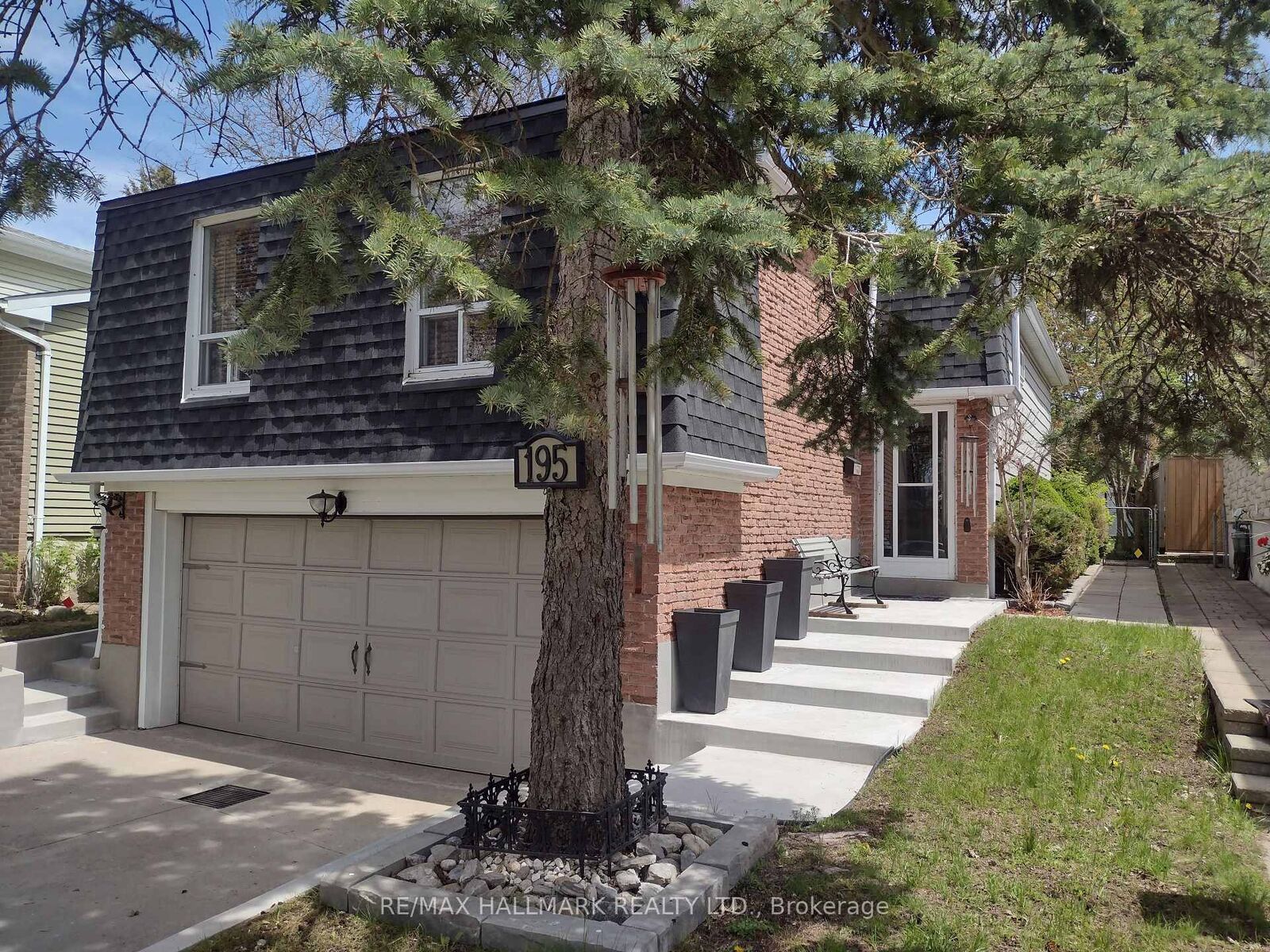 Property Photo:  195 Avenue Road  ON L4C 4Z7 