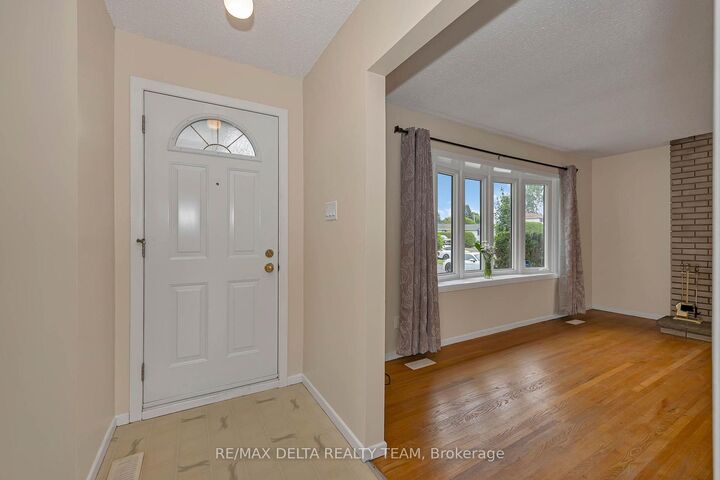 Property Photo: 278 Gleneagles Avenue ON K1E 1L8