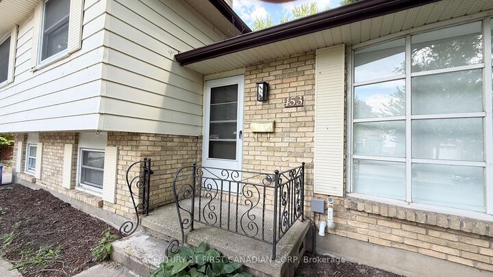Property Photo:  453 Castlegrove Boulevard Upper  ON N6G 1K9 