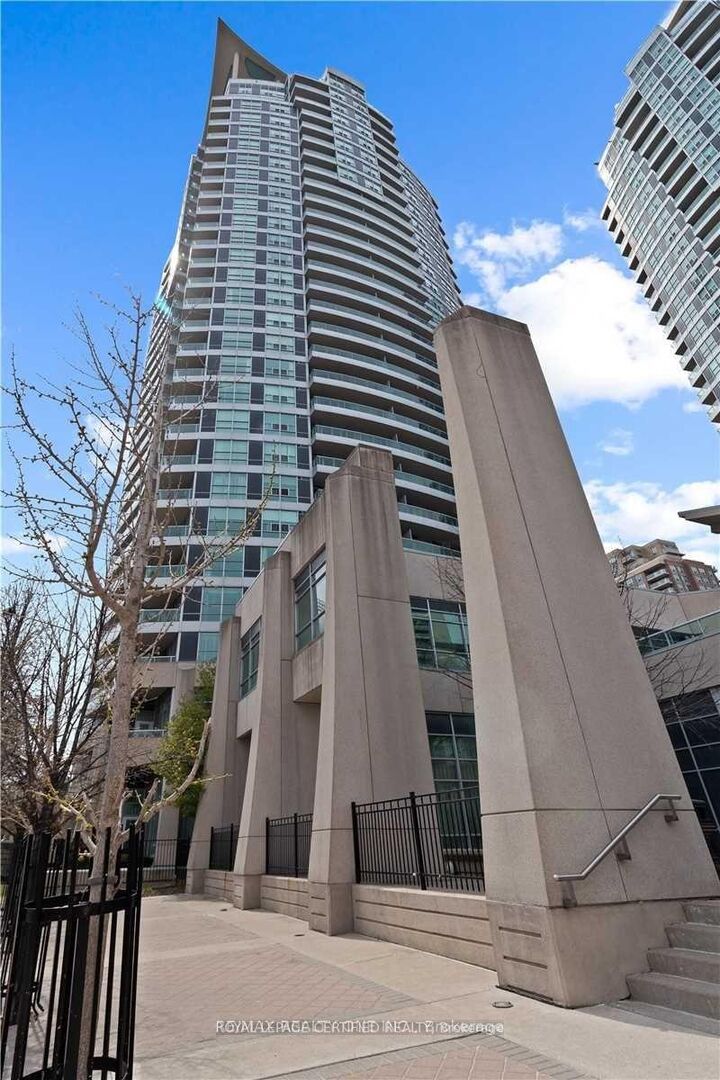 Property Photo: 33 Elm Drive W Tp2709 ON L5B 4M2